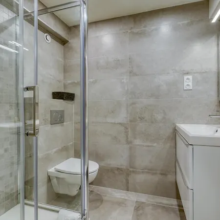 Branded New 4 Bdrs Flat - Huge Terrace - Prime Loc *