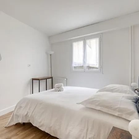 Branded New 4 Bdrs Flat - Huge Terrace - Prime Loc Apartman