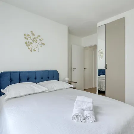 Branded New 4 Bdrs Flat - Huge Terrace - Prime Loc Apartment Paris