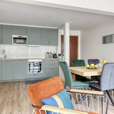 Branded New 4 Bdrs Flat - Huge Terrace - Prime Loc