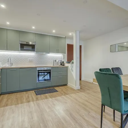 Branded New 4 Bdrs Flat - Huge Terrace - Prime Loc