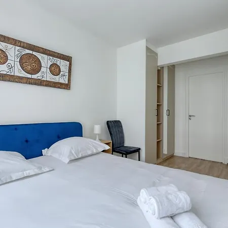 Branded New 4 Bdrs Flat - Huge Terrace - Prime Loc 아파트 *