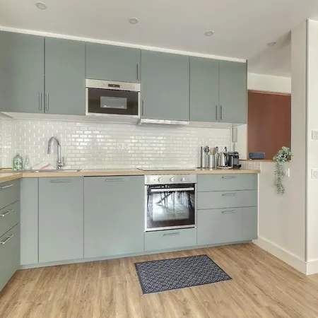 Branded New 4 Bdrs Flat - Huge Terrace - Prime Loc 아파트 *